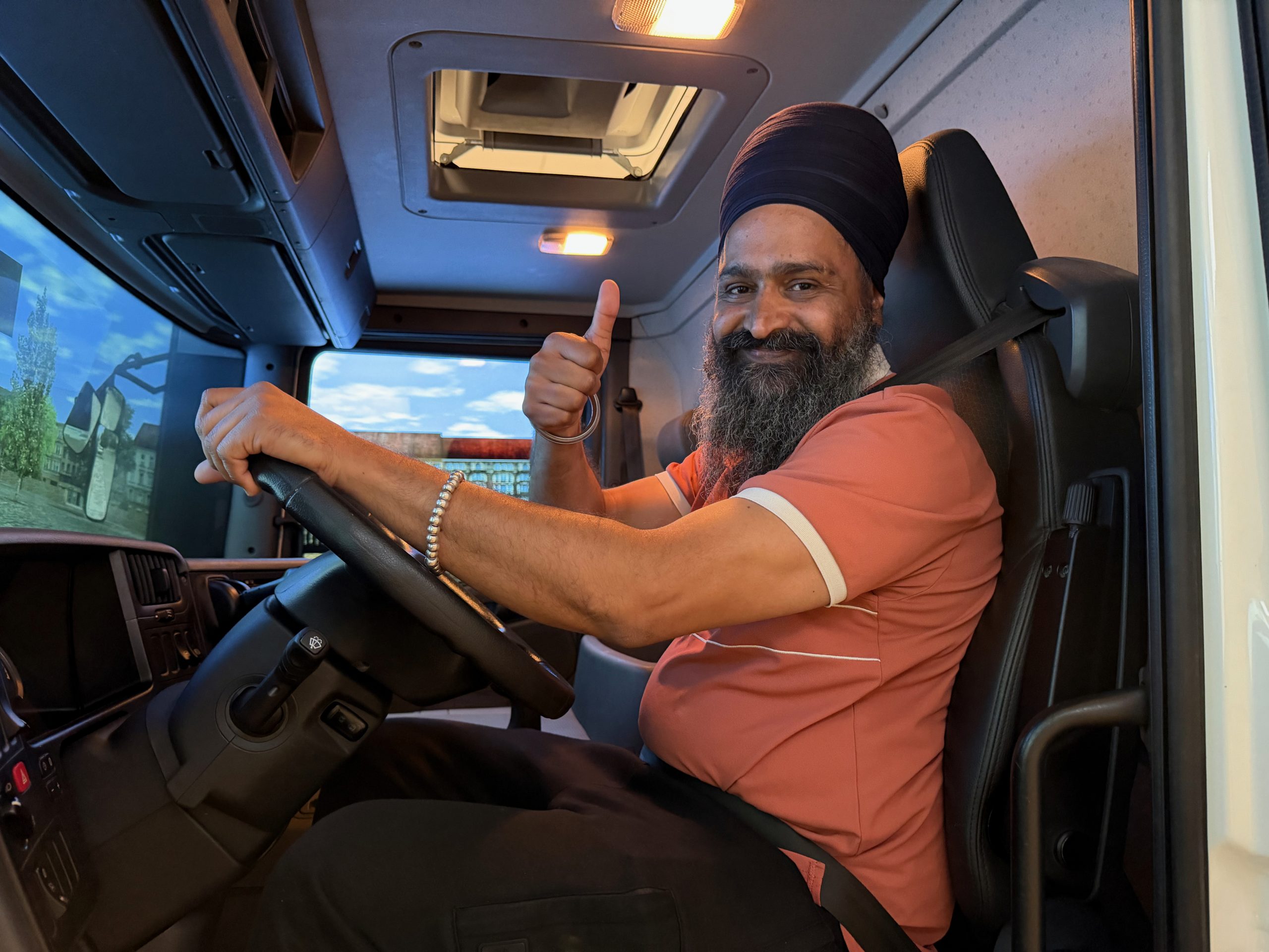 Șofer TAKT Recruitment lângă un camion pentru transport internațional